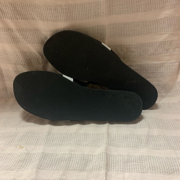 Black and white ladies sandal. - Picture 3 of 3